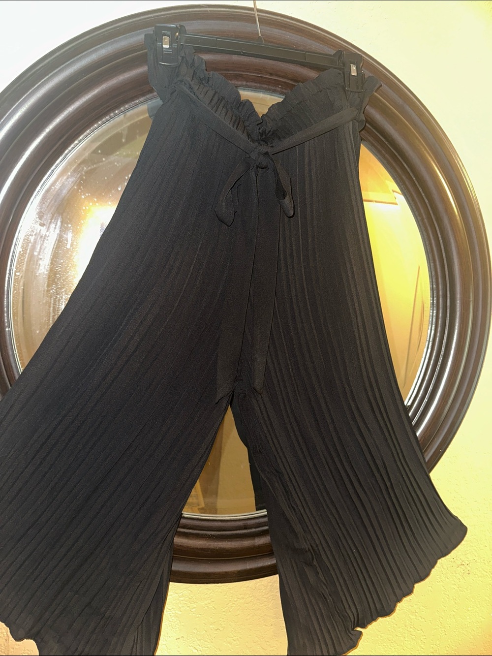Black Pleated Wide-Leg Tie-Waist Pants - Picture 2 of 7